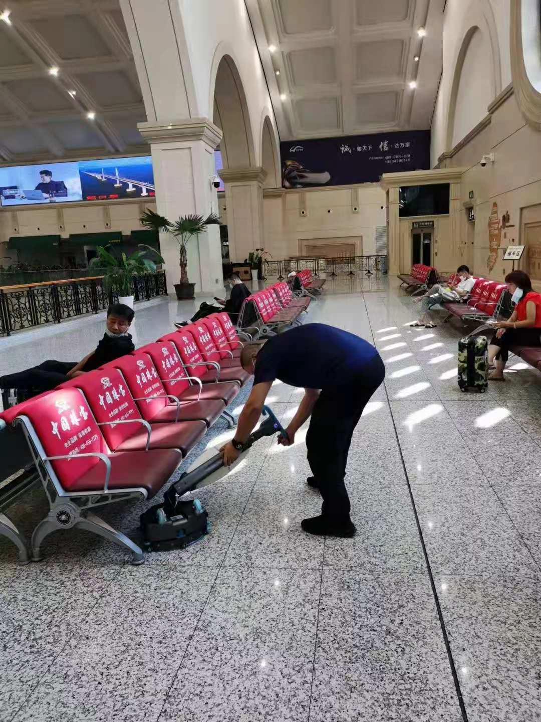 工廠車間洗地機(jī)用哪種，不同洗地機(jī)用什么不同？